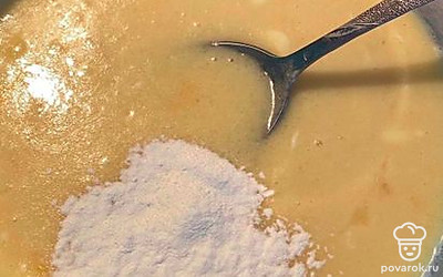 Добавляем щепотку соли и 7 граммов разрыхлителя.