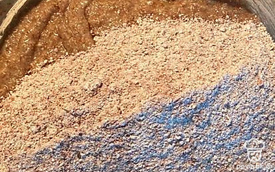 Частями добавляем измельченную овсянку.