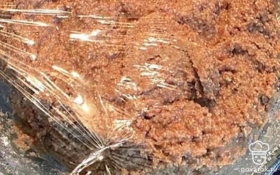 Накрываем тесто пищевой пленкой и оставляем в холодильнике на 1 час.