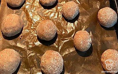 Спустя 1 час формируем шарики и немного обваливаем в измельченной овсянке.