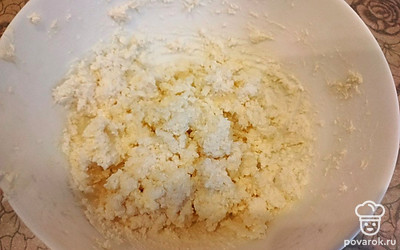 Берем мягкое сливочное масло и перемешиваем с пачкой творога.