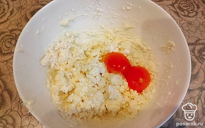 Добавляем два желтка и тщательно перемешиваем.