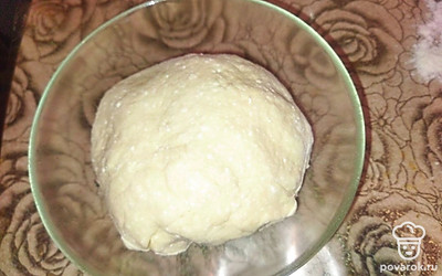 Далее добавляем муку и щепотку соли, замешиваем тесто. Убираем в холодильник на 30 минут.