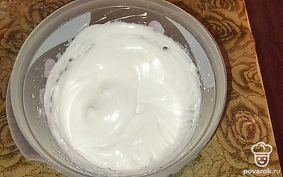 В отдельной миске взбиваем два белка с сахаром в густую пену.