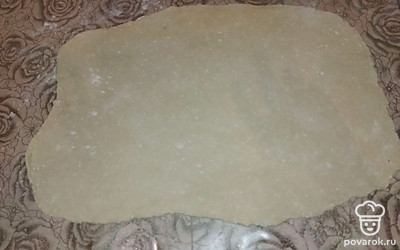 Достаем тесто из холодильника и раскатываем его в прямоугольный пласт.