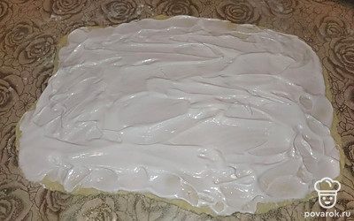 На тесто равномерно выкладываем белковую массу.