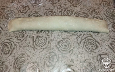 Тесто с белковой массой аккуратно сворачиваем в рулет и защипываем края.
