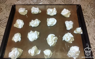 Рулет разрезаем на одинаковые куски и выкладываем на противень. После отправляем в духовку на 30 минут при 180 градусах.