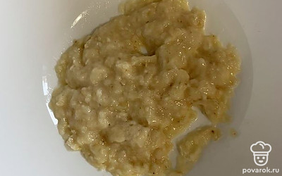 Банан превращаем в пюре.