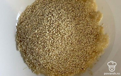 Добавляем кунжут, перемешиваем.