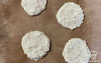 Застилаем пергаментом противень, формируем печенье, отправляем в духовку на 15-20 минут при 180 градусах.