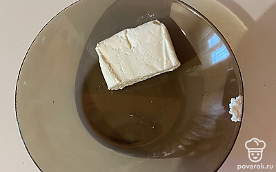 В тарелку поместите творог. 