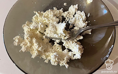 Слегка разомните творог вилкой. 