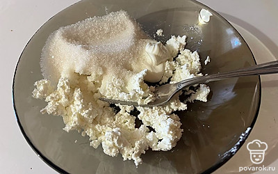 В тарелку добавьте сметану и сахар. Сахар добавляйте по вашему вкусу.
