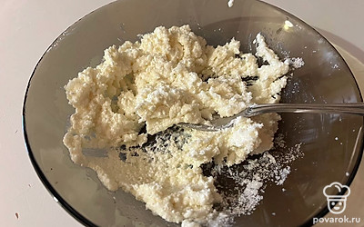 Перемешайте творог со сметаной и сахаром. 