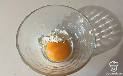 В отдельную емкость поместите желток и крахмал. 