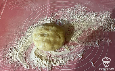 Стол присыпьте мукой, выложите тесто. 