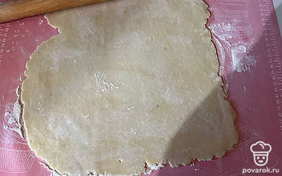 Раскатайте тесто в тонкий пласт. 