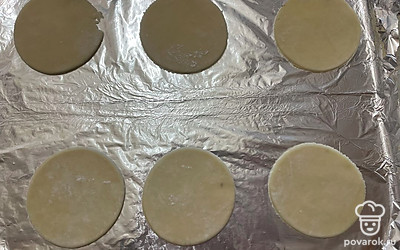 Форму для выпекания застелите фольгой, на нее выложите заготовки из теста. 