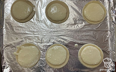 В центр каждого круга выложите творожную начинку. 