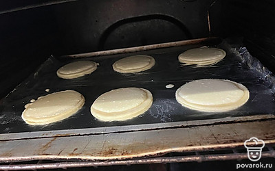 Отправьте печенье в духовку на 25 минут при 180 градусах. 