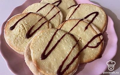 Перед подачей украсьте печенье глазурью. 