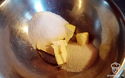Масло оставить при комнатной температуре, чтобы оно стало мягким. Потом взбить с сахаром. 