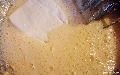 Добавить творог. Перемешать. 