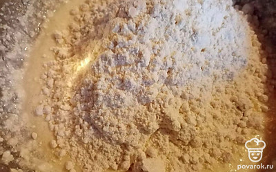 Всыпать муку. Замесить тесто. 