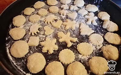 Можно сделать простую форму, делая руками кружочки. Или при помощи специальных формочек сделать фигурки. Выпекать в духовке 40 минут при 160 градусах. 