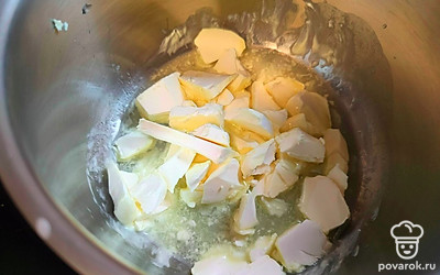 Маргарин растопите на водяной бане. 