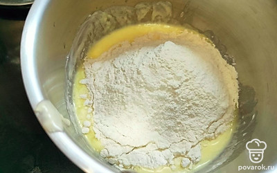 Добавьте к нему просеянную муку, 1-1,5стакана, разрыхлитель, ванилин и соль. 