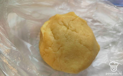 Замесите пластичное тесто и уберите в холодильник на 15-20 минут. 