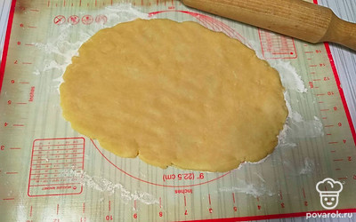 Раскатайте тесто в пласт толщиной около 4-5 миллиметров. 
