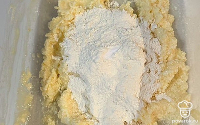 Приправляем имбирем, всыпаем соду и муку.