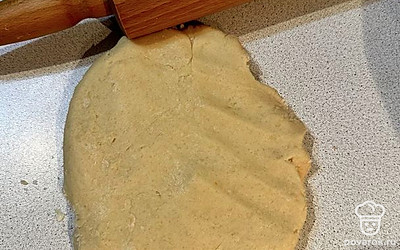 Раскатываем тесто.