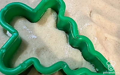 С помощью формочек для печенья, вырезаем заготовки.