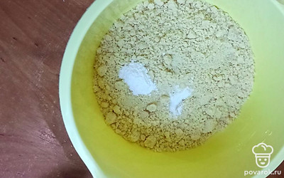 Смешайте миндальную муку, разрыхлитель и ванилин.