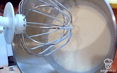 Яйца и сахар взбивайте миксером 5-7 минут до пышной пены.