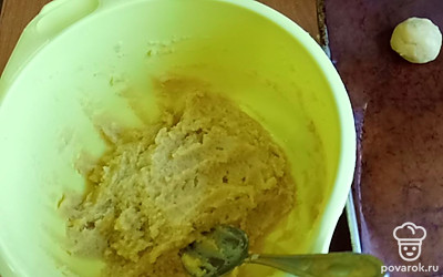 Смешайте взбитые яйца с мукой до получения довольно мягкого теста. 