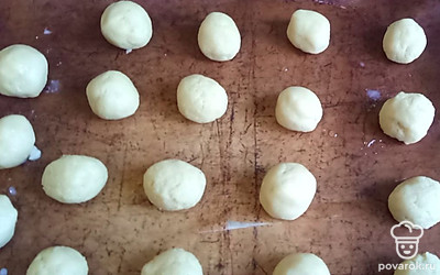 Сформируйте влажными руками шарики размером чуть больше грецкого ореха.