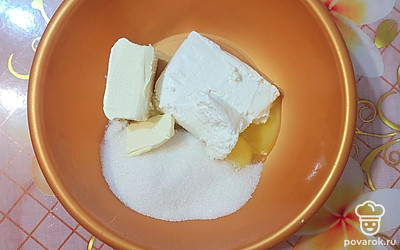 В глубокой посуде смешать творог, желтки, сахар и сливочное масло. 