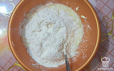 Всыпать муку, разрыхлитель. Замесить тесто.