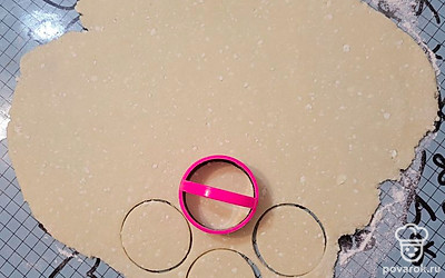 Тесто раскатать в тонкий пласт. Вырезать кружочки диаметром 7 сантиметров. 