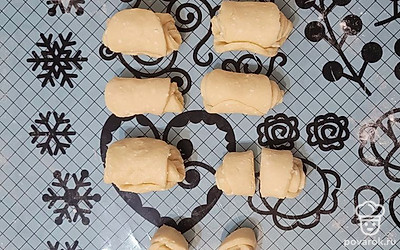 Четыре кружочка сложить внахлест друг на друга, затем скрутить и разрезать пополам.