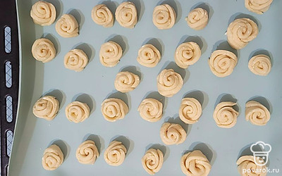 Получившиеся розочки выложить на противень. Выпекать в духовке при температуре 180 градусов 25 минут.