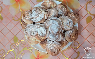 Перед подачей к столу печенье посыпать сверху сахарной пудрой.