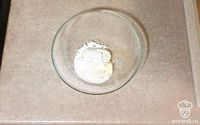 К маслу всыпьте сахарную пудру.