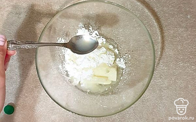 Из лимона выжмите сок, влейте в тесто. Добавьте растительное масло и перемешайте.