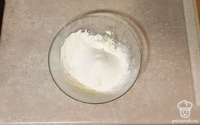 В тесто просейте муку, замешайте мягкое тесто.